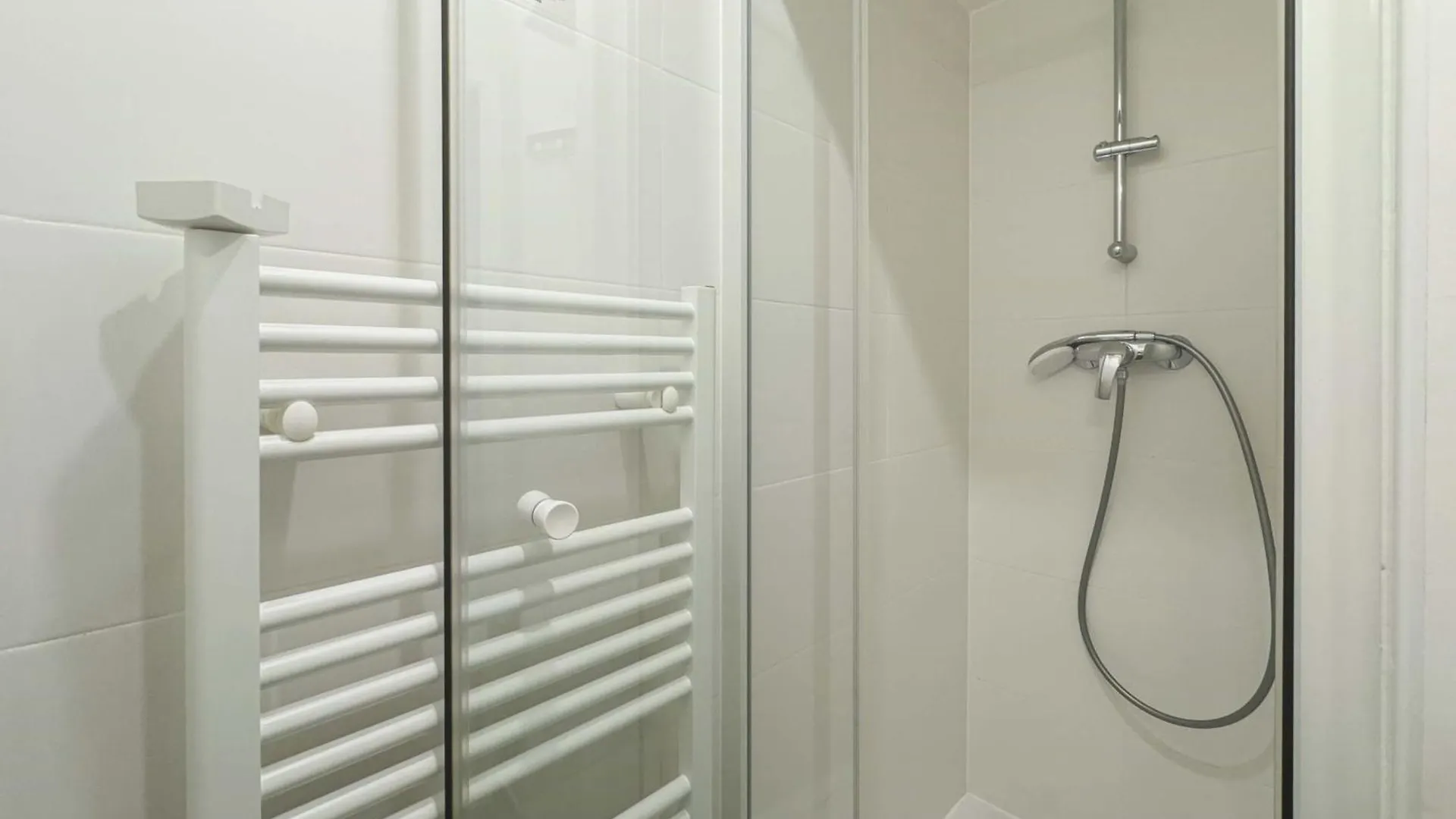 Flexliving - Whole Flat - Augereau Apartment Paris